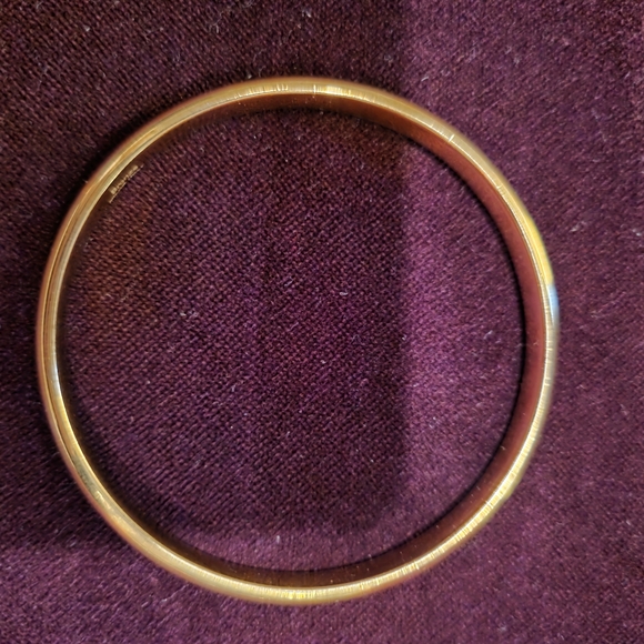 Elegant Gold Tone Bangle Bracelet - Picture 4 of 14